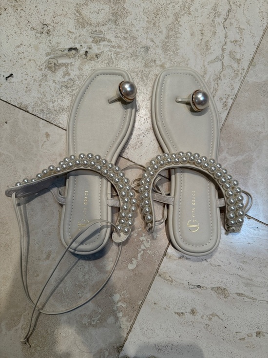 Vita Grace Shoes - Viva Grace Pearl-Embellished Cream Toe-Ring Sandals size 6
